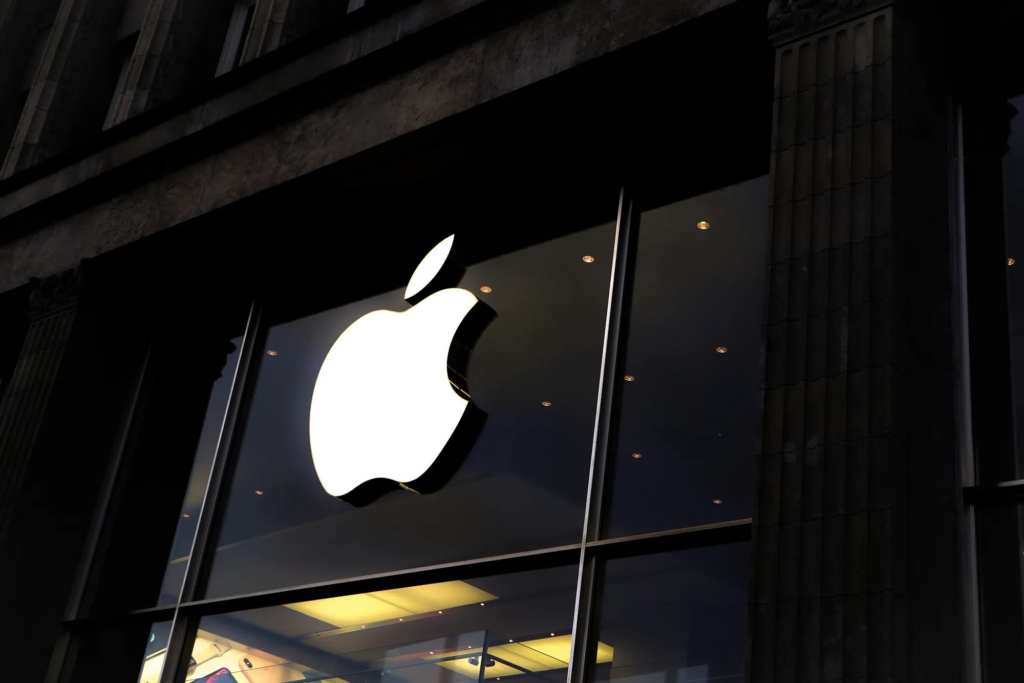 Apple бросает H100‑кластеры: экономия миллиардов и ставка на чужие модели